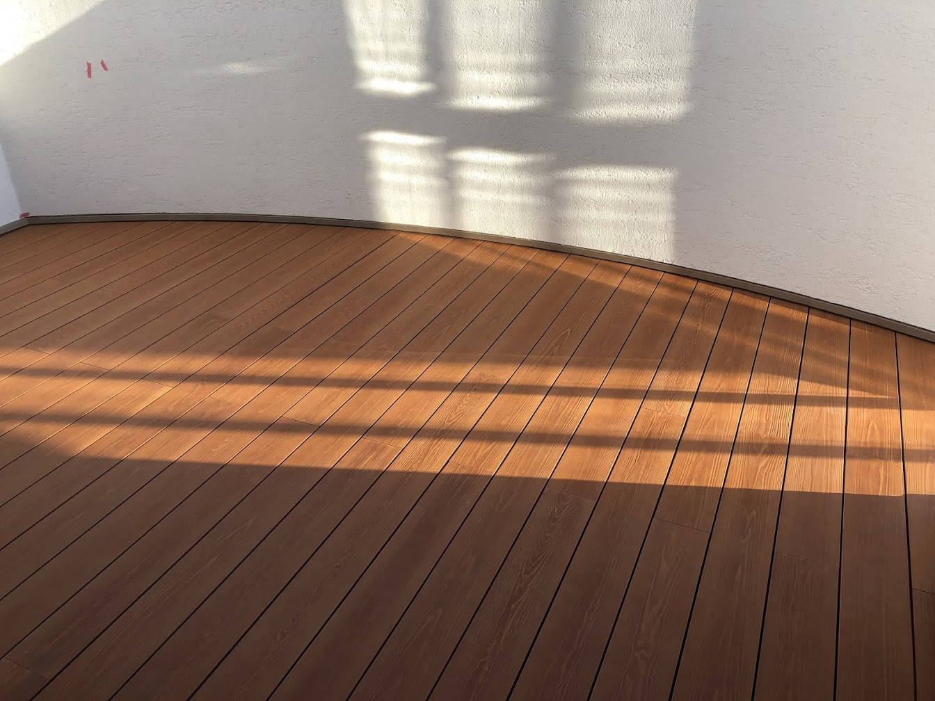 曲線の床における彩木ウッドデッキの施工事例01