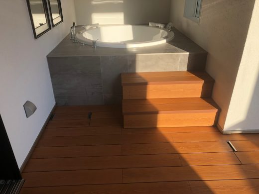 浴室での彩木ウッドデッキの採用事例