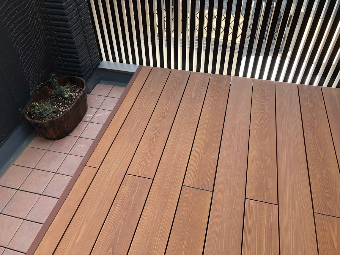 中庭の彩木ウッドデッキで<br>屋内の連動性を上げる(その01)