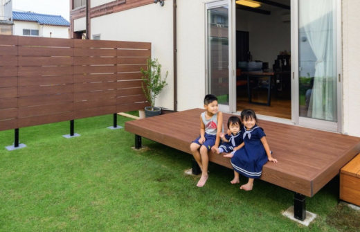 ウッドデッキのある中庭で快適に！メリット・デメリットや設置のポイントも