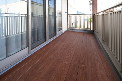 ベランダ・バルコニーをウッドデッキに！設置のメリット・デメリットやDIY方法も