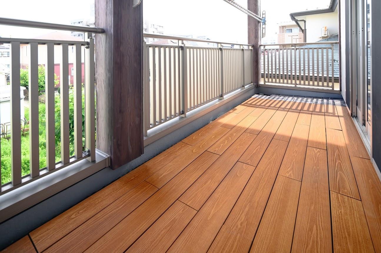 ベランダにウッドデッキ!「バルコニーデッキ」とは