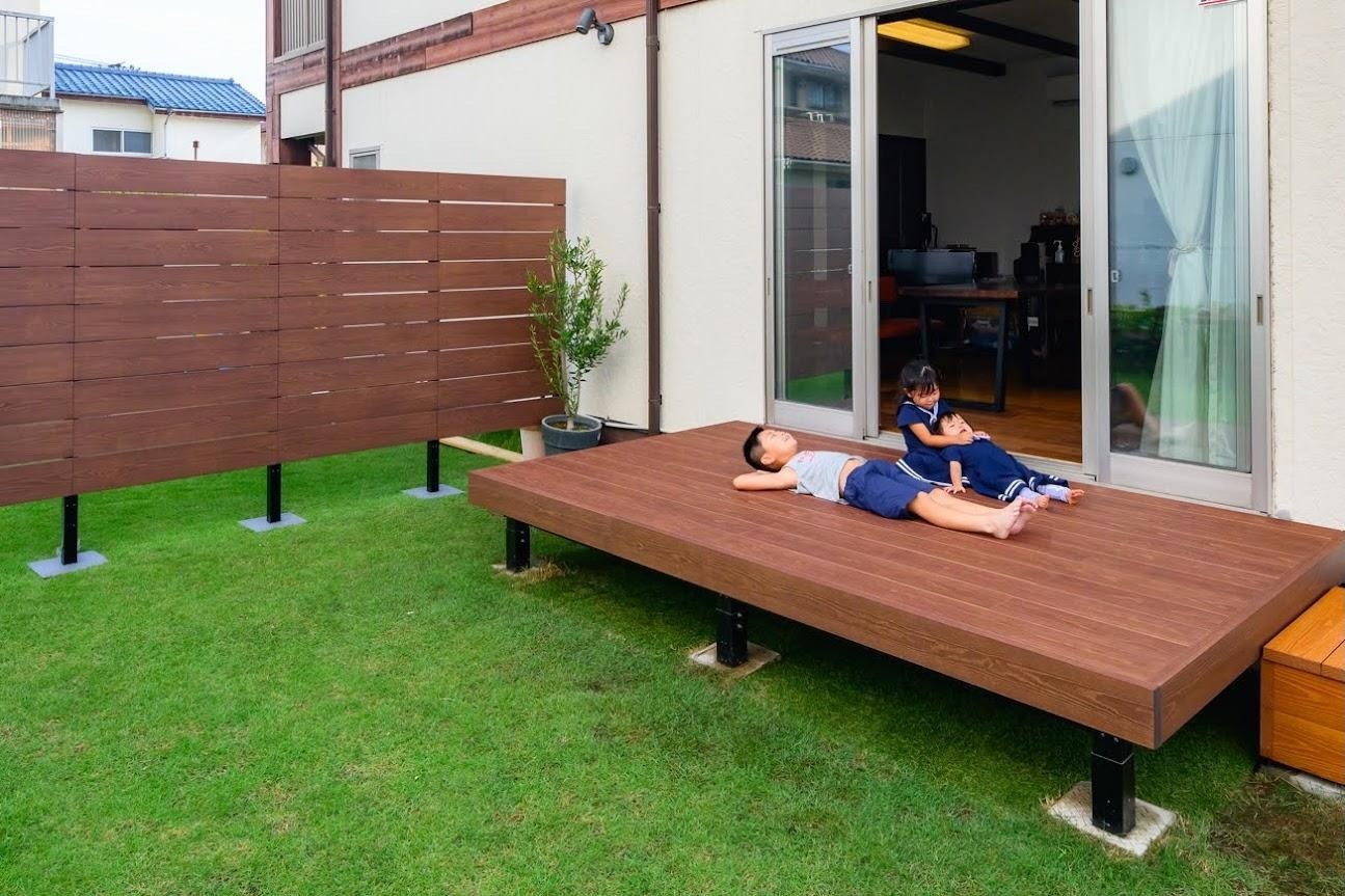 ウッドデッキにおしゃれな日除けを設置しよう！