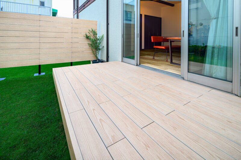 ウッドデッキはカビにくくお手入れ簡単な彩木で！