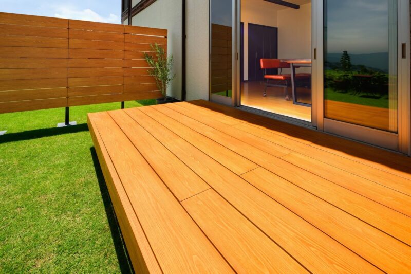 ウッドデッキのメンテナンスはDIYと業者のどちらがよい？