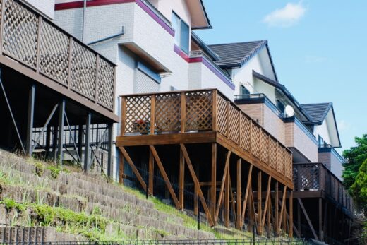 ウッドデッキは傾斜地に作れる？設置のメリットやポイント、注意点を詳しく解説