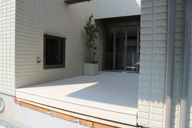 住宅の中庭に外観と統一感のあるウッドデッキを設置した施工例