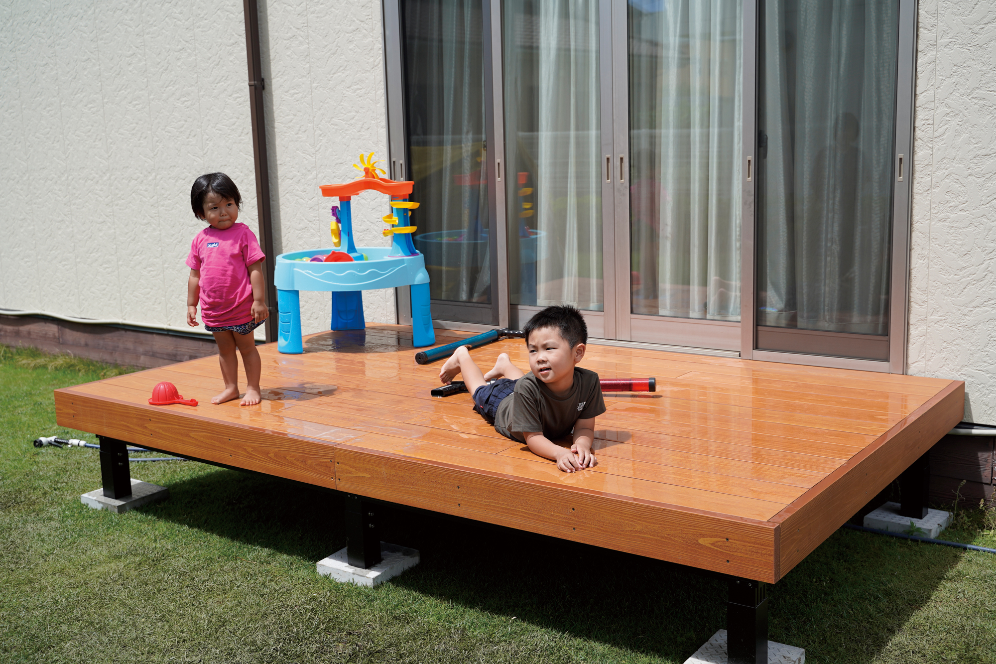 夏の水遊びなど、子どもたちが安心して裸足で遊べる空間